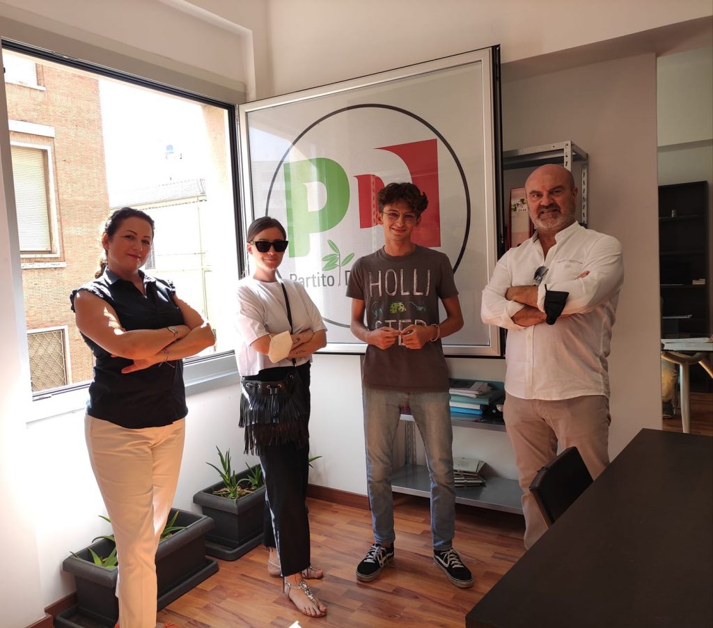 Malandrucco (il primo da destra) insieme ad altri candidati Dem al Consiglio Comunale