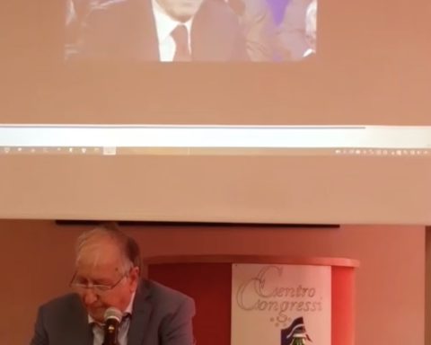 Un momento della conferenza stampa dell'ex vice Sindaco Galardo il quale ci ha tenuto a mostrare una battuta di un'intervista concessa dal candidato di centrodestra Vincenzo Zaccheo. Durante una puntata della trasmissione di approfondimento giornalistico "Monitor, in onda su Lazio Tv, Zaccheo disse che con quelli che l'avevano sfiduciato nel 2010 non avrebbe più costituito alleanze: "Mica sono matto"