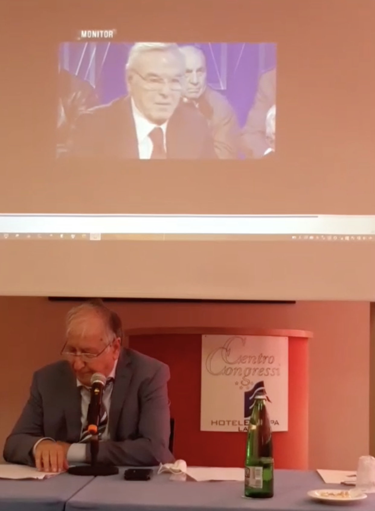Un momento della conferenza stampa dell'ex vice Sindaco Galardo il quale ci ha tenuto a mostrare una battuta di un'intervista concessa dal candidato di centrodestra Vincenzo Zaccheo. Durante una puntata della trasmissione di approfondimento giornalistico "Monitor, in onda su Lazio Tv, Zaccheo disse che con quelli che l'avevano sfiduciato nel 2010 non avrebbe più costituito alleanze: "Mica sono matto"