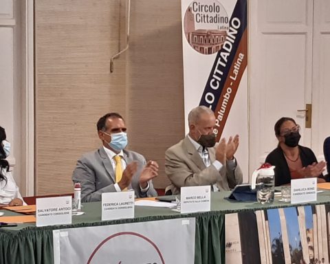 Un momento della conferenza stampa che si è tenuta al circolo cittadino di Latina: il Movimento Cinque Stelle si è presentato alla città. Nella foto da sinistra il deputato Marco Bella, il candidato sindaco Gianluca Bono e la consigliera regionale Gara Pernarella