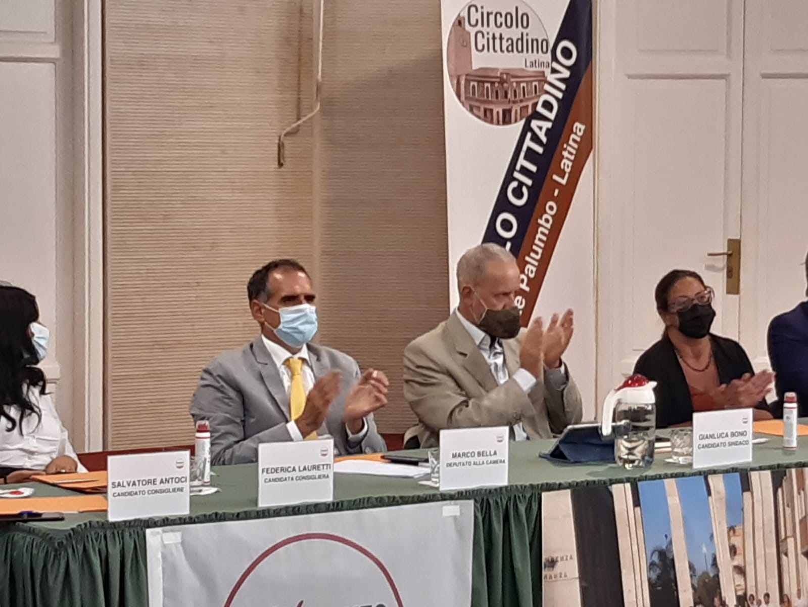 Un momento della conferenza stampa che si è tenuta al circolo cittadino di Latina: il Movimento Cinque Stelle si è presentato alla città. Nella foto da sinistra il deputato Marco Bella, il candidato sindaco Gianluca Bono e la consigliera regionale Gara Pernarella