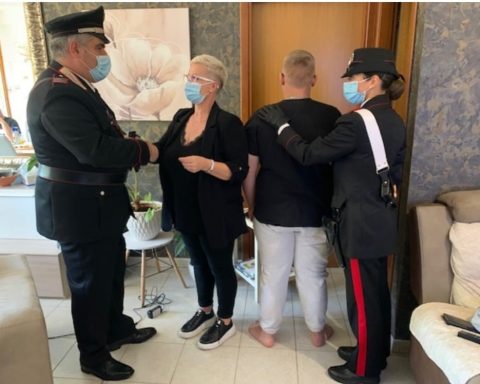 I Carabinieri di Aprilia con la madre del minore ritrovato
