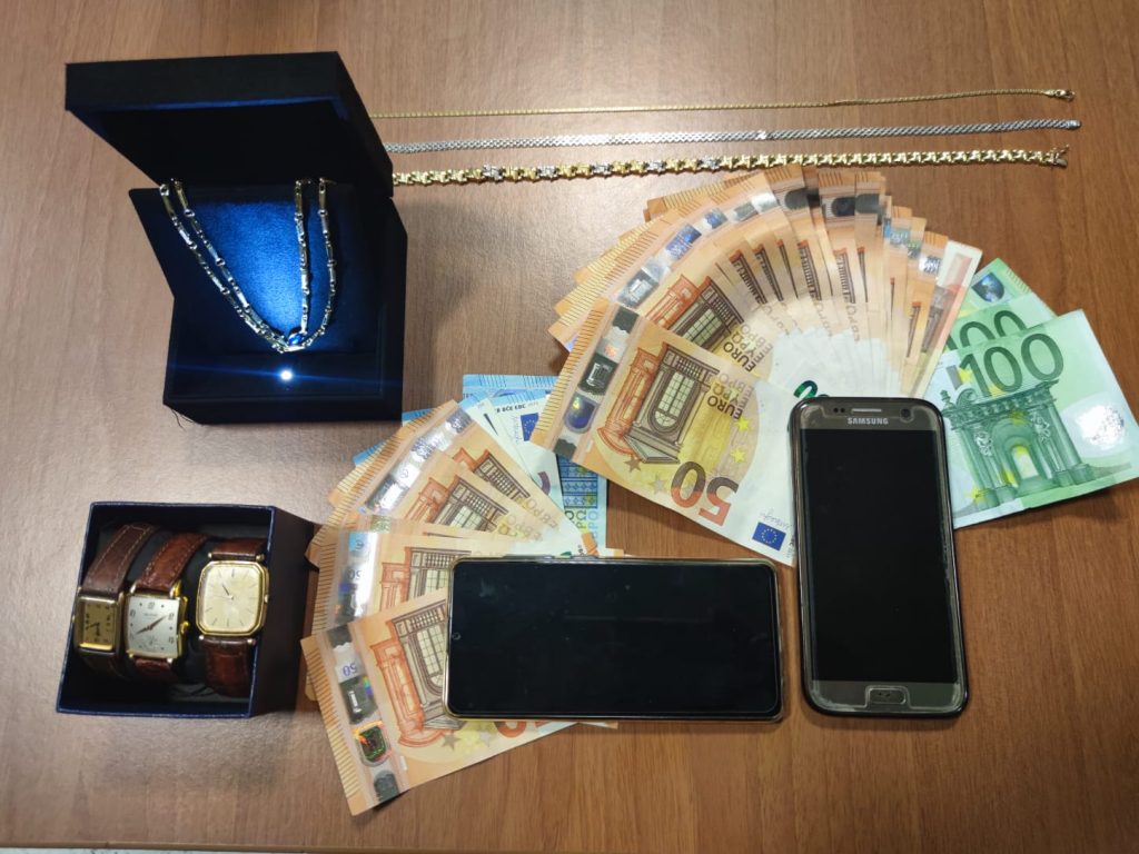 Il materiale sequestrato dalla Squadra Mobile di Latina