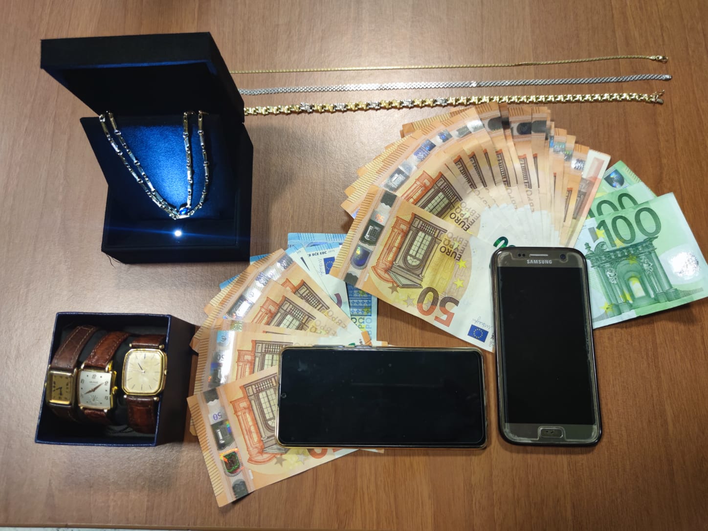 Il materiale sequestrato dalla Squadra Mobile di Latina