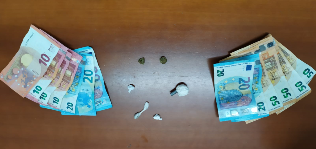Sostanze stupefacenti e denaro sequestrato