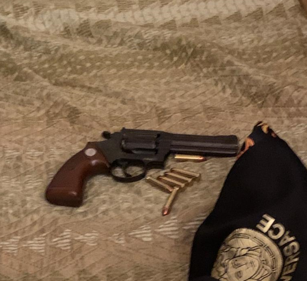 La pistola ed alcune munizioni rinvenute dai carabinieri