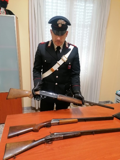 Le armi sequestrate dai Carabinieri