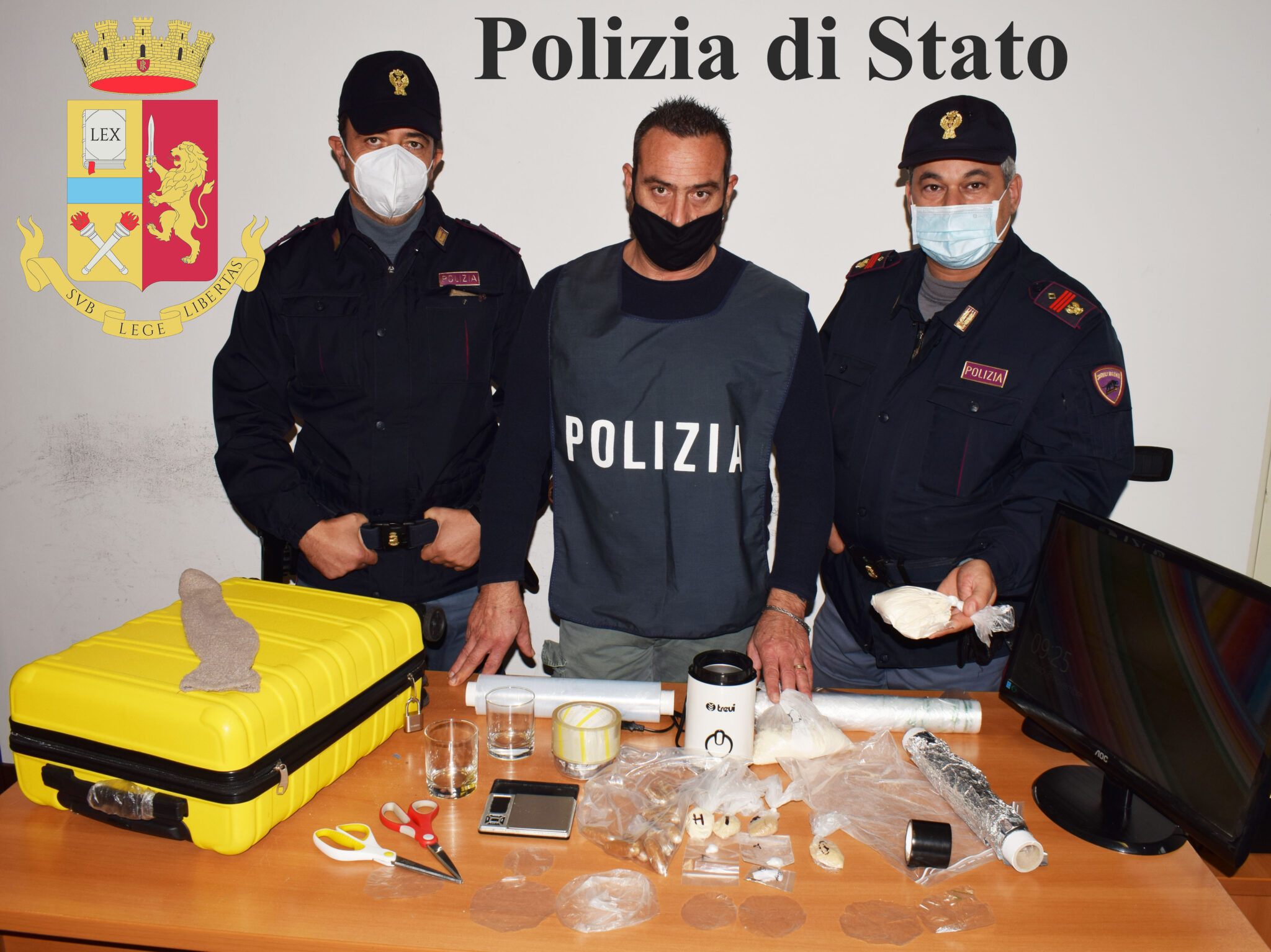 Il materiale sequestrato dai poliziotti del Commissariato di Cisterna al giovane gambiano