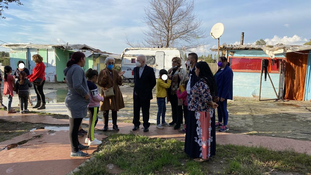 Il Vescovo crociata in visita alle famiglie di Al Karama