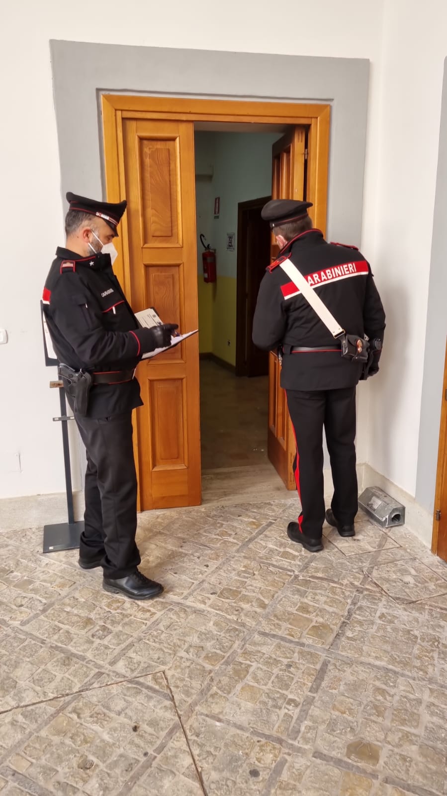 I Carabinieri di Minturno entrano nella casa comunale di Minturno