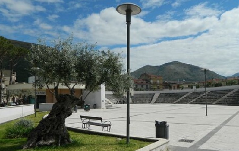Piazza De Gasperi, Fondi