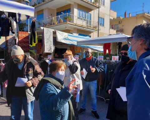 Il volantinaggio effettuato stamattina dai militanti comunisti
