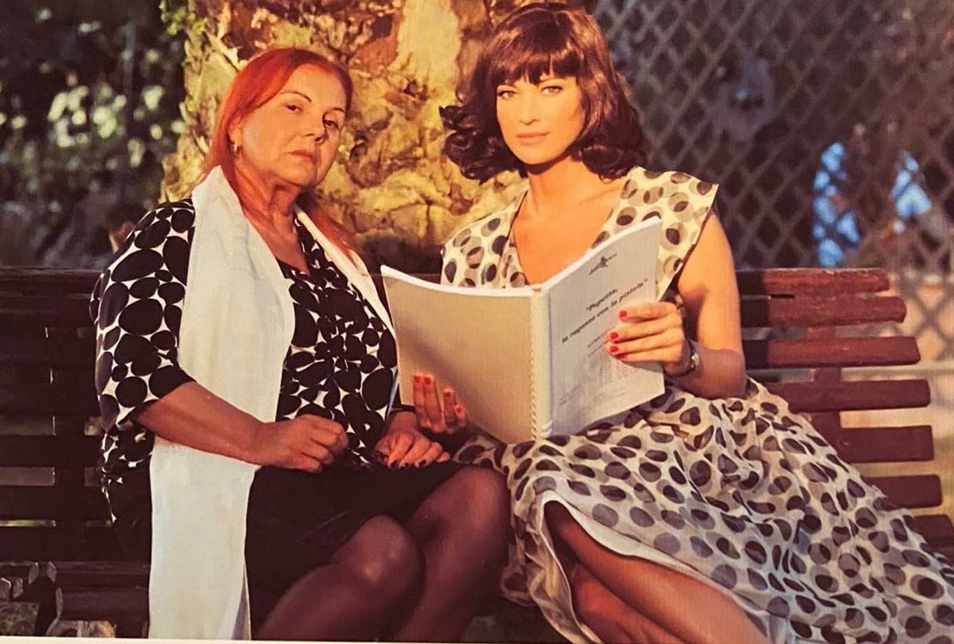 Pupetta Maresca e Manuele Arcuri sul set della fiction dedicata alla donna che sfidò Cutolo. "Se per Nuova Famiglia si intende tutta quella gente che si difende dallo strapotere di quest'uomo - disse Maresca nella conferenza stampa del 1982 - allora mi ritengo affiliata a questa organizzazione"