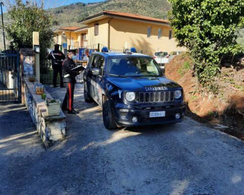 I Carabinieri durante il sopralluogo nella struttura per anziani a Sezze