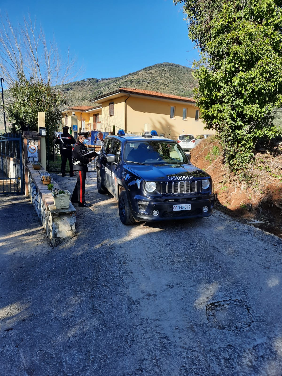 I Carabinieri durante il sopralluogo nella struttura per anziani a Sezze