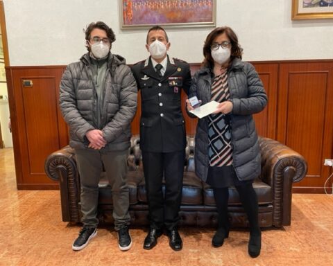 Il Colonnello D'Aloia tra il figlio e la moglie del compianto Maresciallo Ugo Scotti