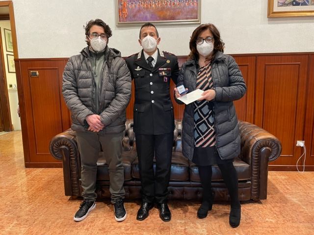 Il Colonnello D'Aloia tra il figlio e la moglie del compianto Maresciallo Ugo Scotti