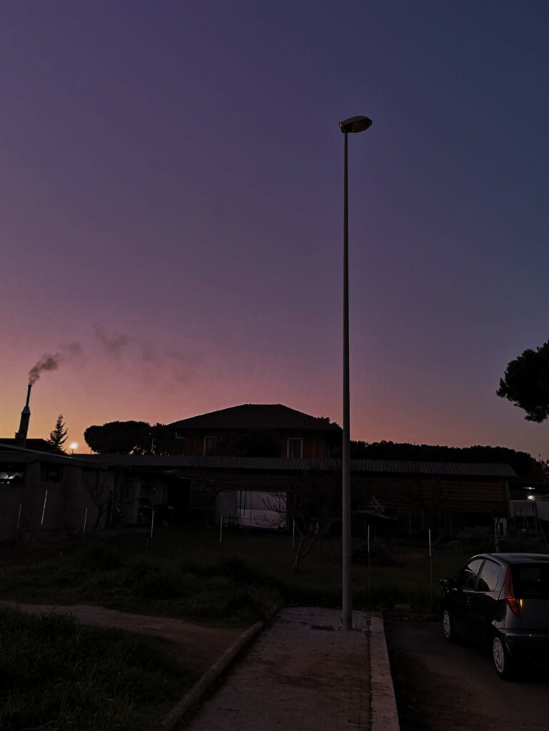 la zona in cui è avvenuta la rapina e il lampione spento