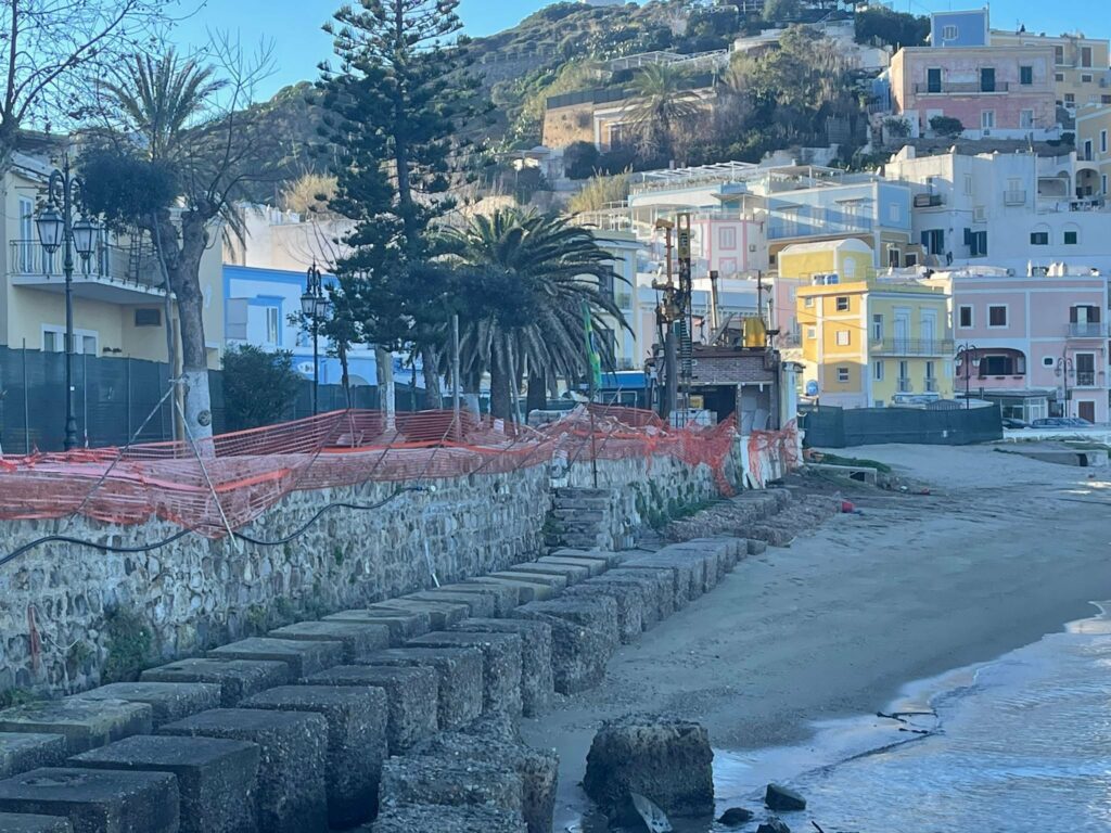 L'immagine dei lavori al ristorante pubblicata dal consigliere di opposizione Piero Vigorelli sul gruppo Facebook "GRUPPO CONSILIARE TUTTI PER PONZA"