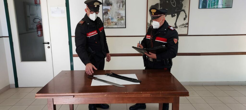 Machete sequestrato dall'Aliquota Radiomobile della Compagnia dei Carabinieri di Terracina