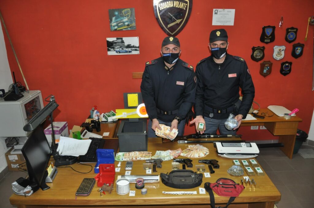 Il materiale ritrovato dalla Squadra Volante della Polizia di Latina