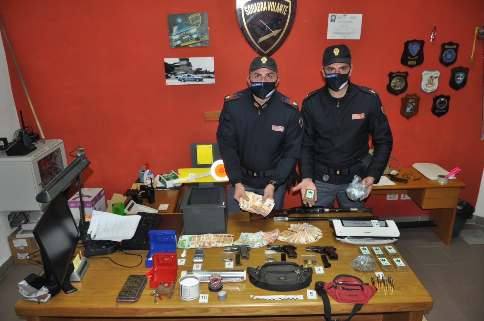 Il materiale ritrovato dalla Squadra Volante della Polizia di Latina