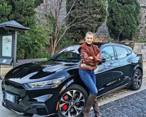 Nella foto: la conduttrice Sofia Bruscoli all'ingresso del centro storico di Sermoneta