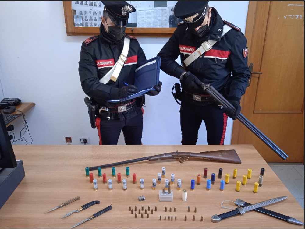 Il materiale rinvenuto nella disponibilità del 29enne di Sezze