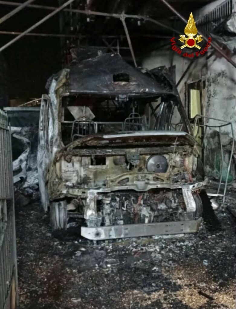 L'autoambulanza carbonizzata nel deposito di Aprilia