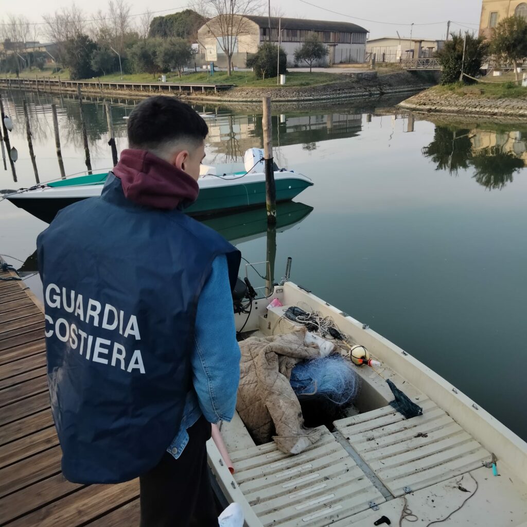 Il sequestro eseguito dalla Guardia Costiera a Foce Sisto