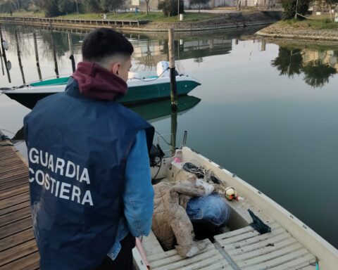 Il sequestro eseguito dalla Guardia Costiera a Foce Sisto