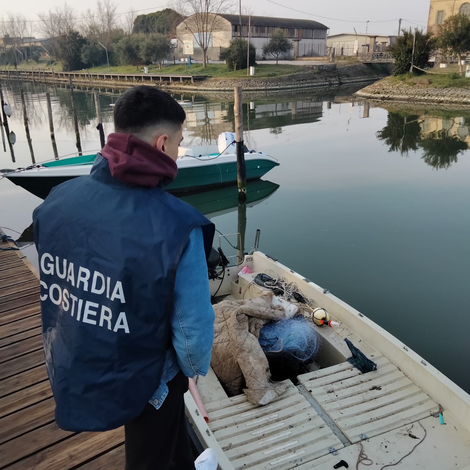 Il sequestro eseguito dalla Guardia Costiera a Foce Sisto