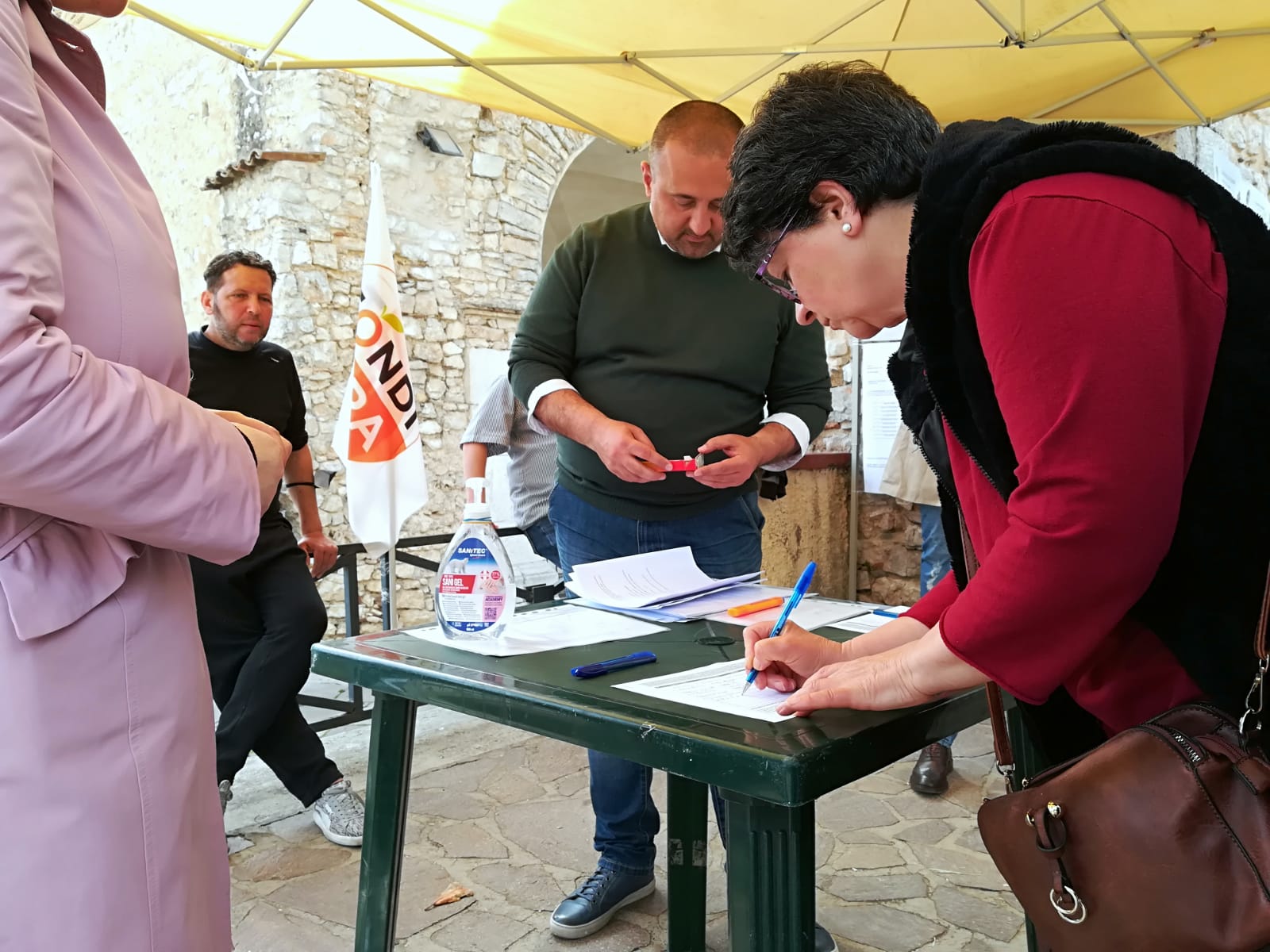 Francesco Ciccone con Cittadini intenti a firmare la Petizione