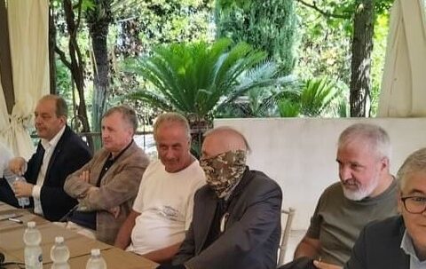 Da sinistra il consigliere regionale Salvatore La Penna, i senatori di Fratelli d'Italia Patrizio Giacomo La Pietra e Nicola Calandrini, l'imprenditore agricolo Antonio Fiacco, il Capitano Ultimo, l'esponente di Legambiente di Sezze Fabrizio Paladinelli e il Sindaco Lidano Lucidi