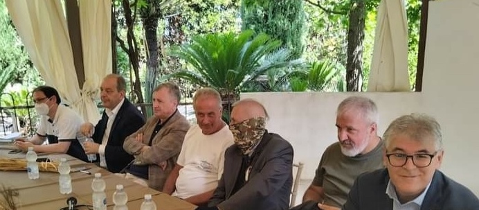 Da sinistra il consigliere regionale Salvatore La Penna, i senatori di Fratelli d'Italia Patrizio Giacomo La Pietra e Nicola Calandrini, l'imprenditore agricolo Antonio Fiacco, il Capitano Ultimo, l'esponente di Legambiente di Sezze Fabrizio Paladinelli e il Sindaco Lidano Lucidi