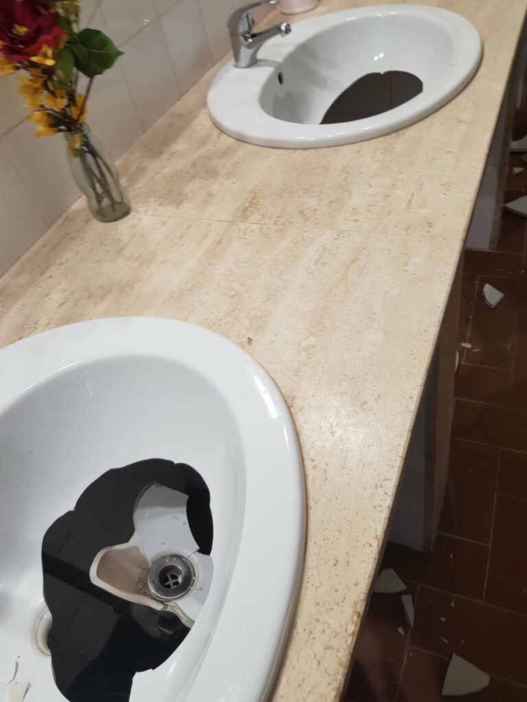 bagni pubblici presi a martellate a Sermoneta