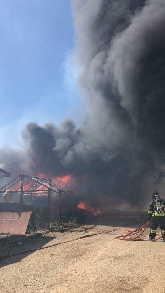 Il centro di Al Karama su Strada Monfalcone in fiamme