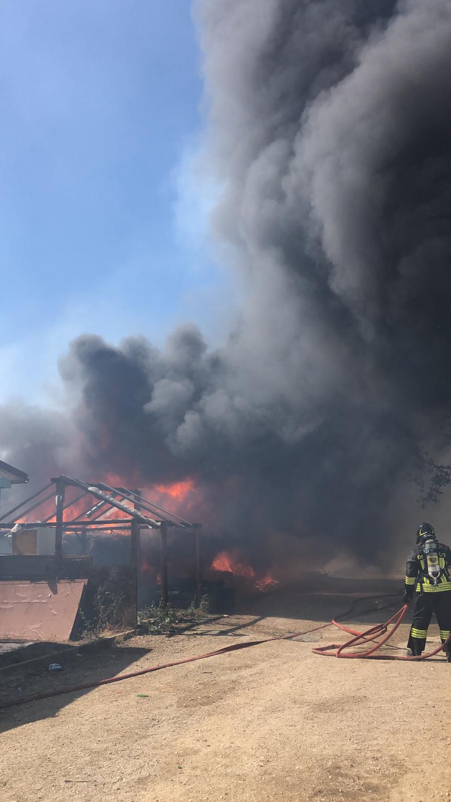 Il centro di Al Karama su Strada Monfalcone in fiamme