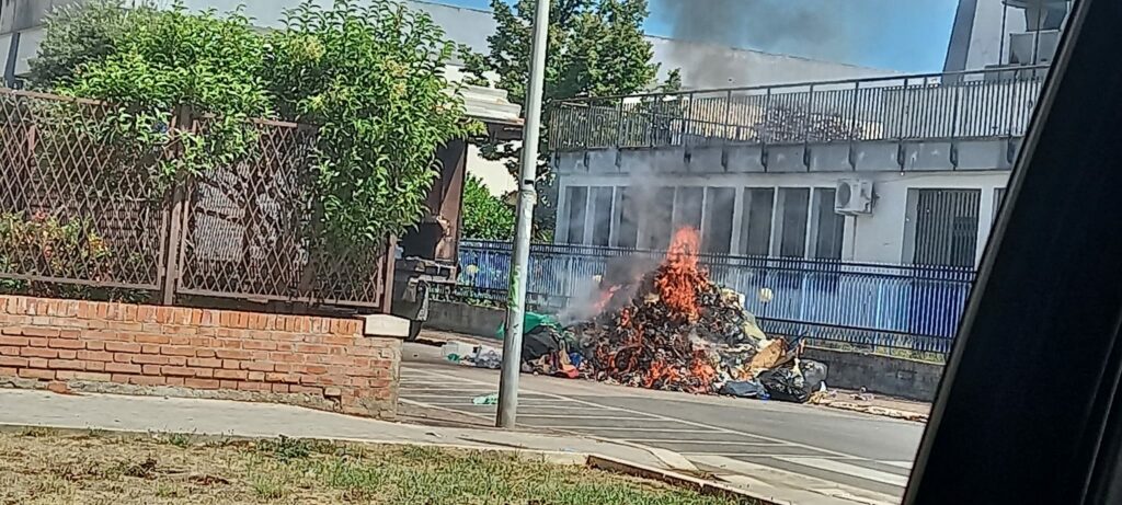 L'incendio dell'immondizia vicino al Liceo Classico di Latina