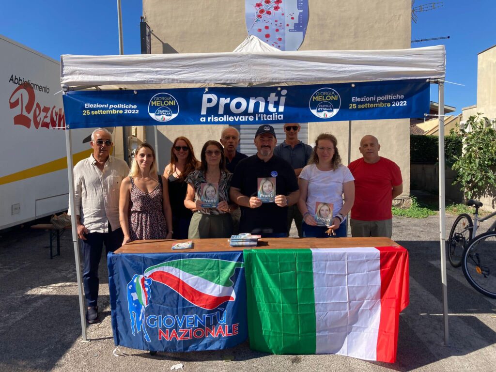Pierpaolo Marcuzzi al centro del gazebo di Fratelli d'Italia