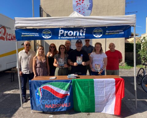 Pierpaolo Marcuzzi al centro del gazebo di Fratelli d'Italia