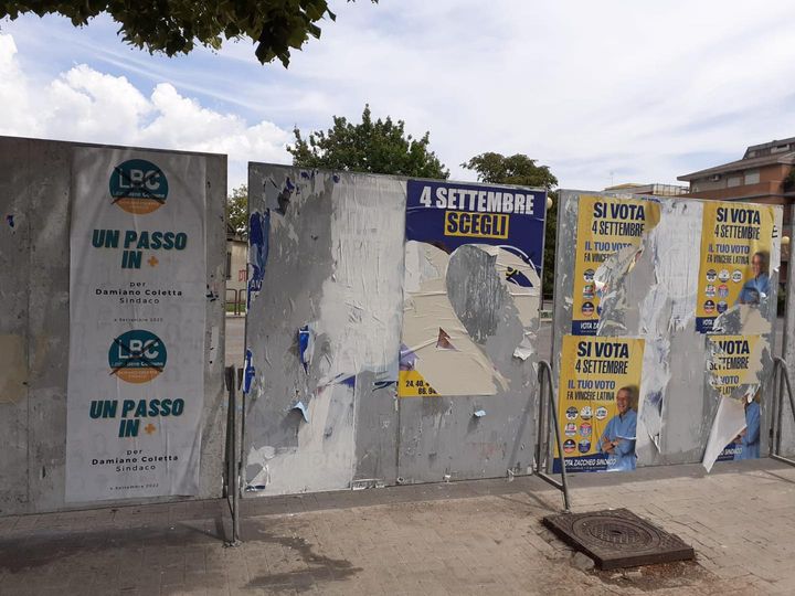 manifesti elettorali strappati