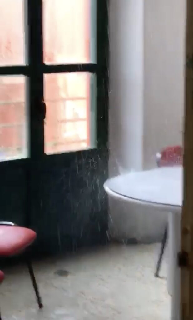 La pioggia caduta dentro la scuola di Piazza Dante