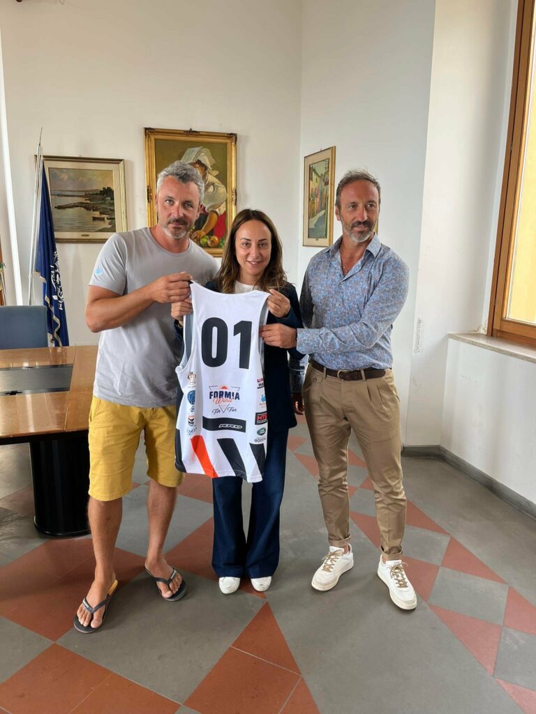 lassessore_allo_sport_eleonora_zangrillo_tra_il_segretario_dellassociazione_francesco_nocella_sx_e_il_presidente_marco_di_tucci_dx