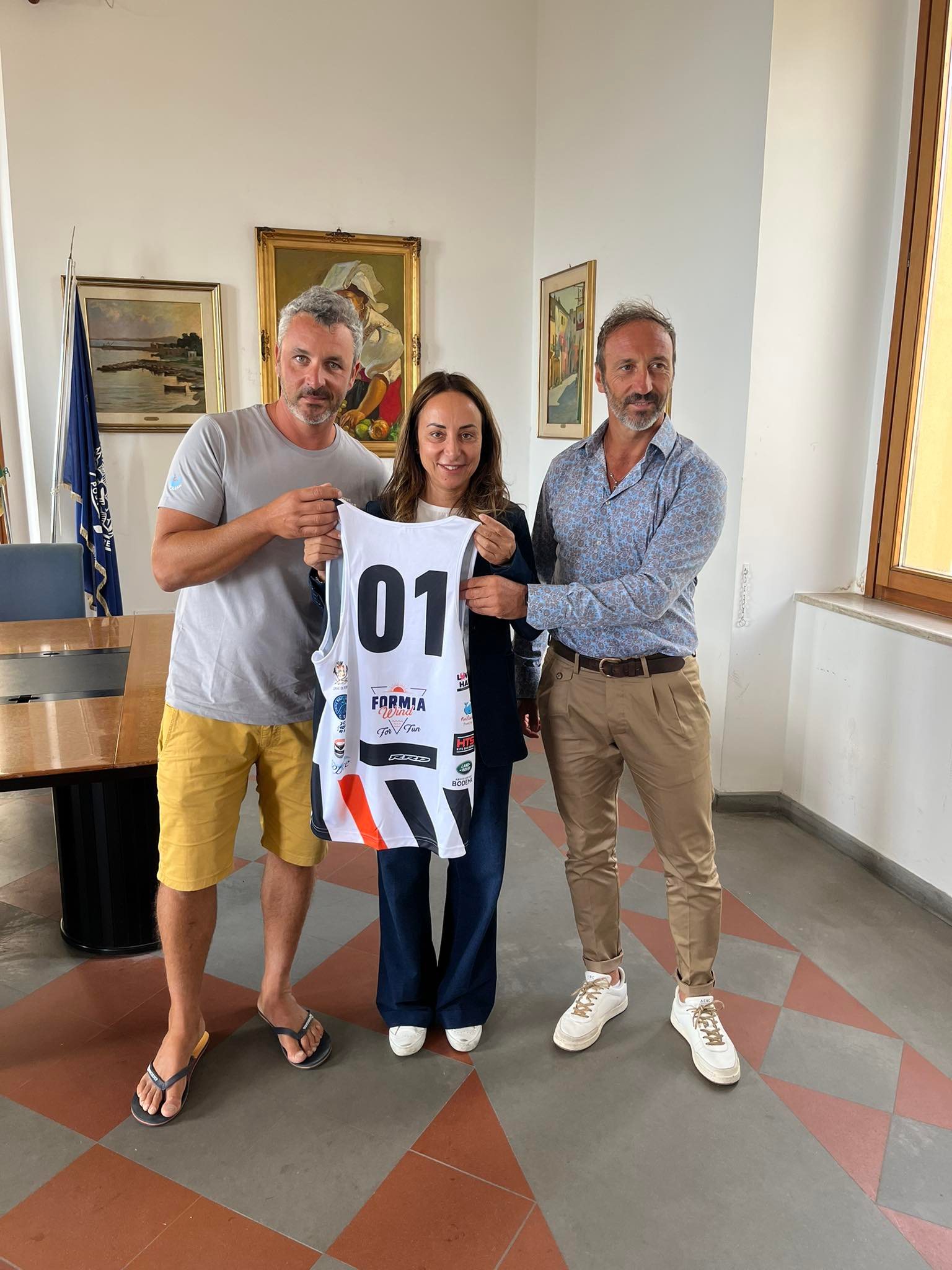 lassessore_allo_sport_eleonora_zangrillo_tra_il_segretario_dellassociazione_francesco_nocella_sx_e_il_presidente_marco_di_tucci_dx