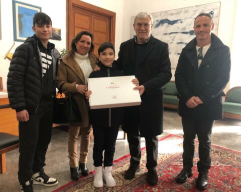 Ciro Clarizio premiato dal sindaco Mosca