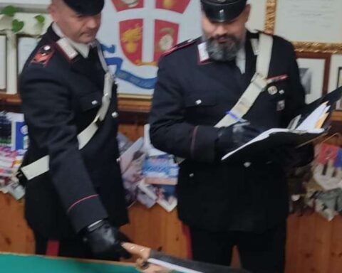 il machete rinvenuto dai Carabinieri della Tenenza di Fondi
