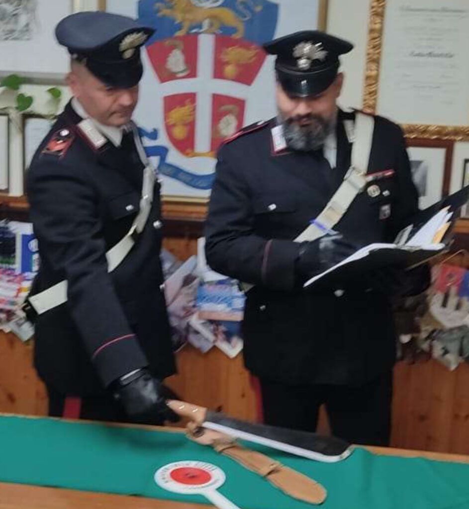 il machete rinvenuto dai Carabinieri della Tenenza di Fondi