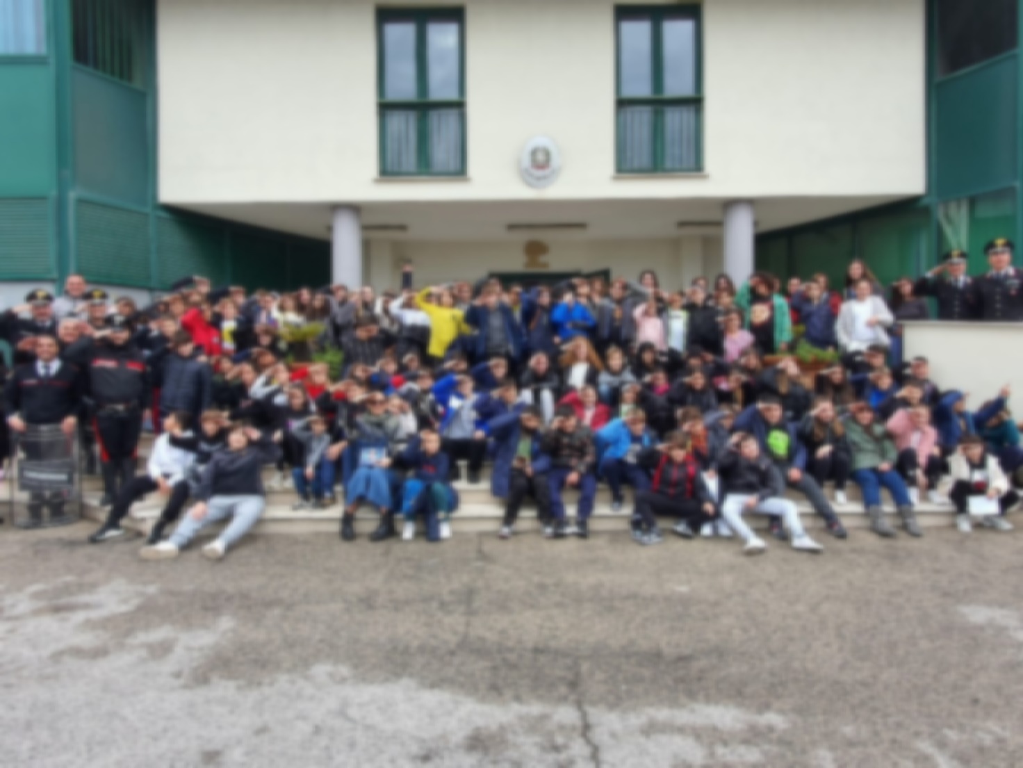 La foto, volutamente sfuocata, ritrae il momento finale con cui i ragazzi hanno voluto ringraziare e salutare in modo militare gli appartenenti all’Arma dei Carabinieri.