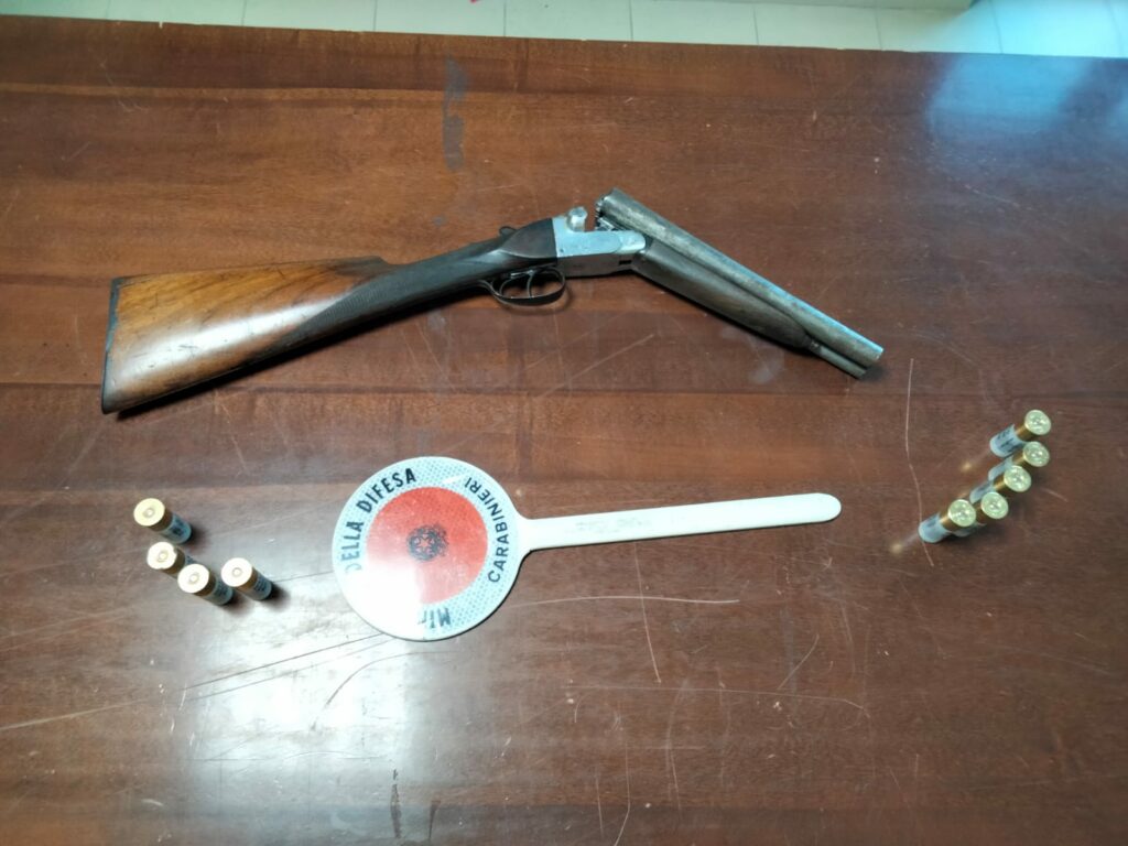 Il fucile a canne mozze sequestrato dai Carabinieri a Terracina